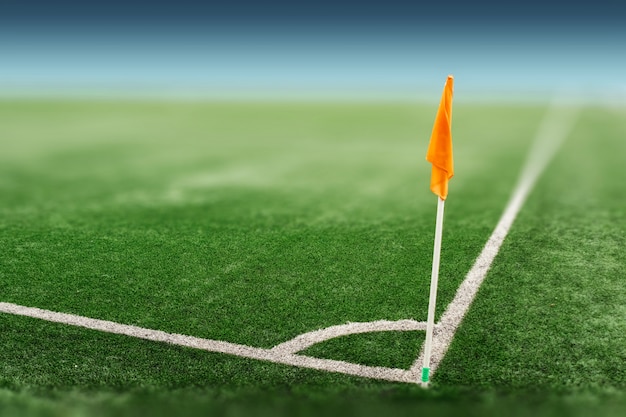 Vista desde la esquina de la bandera naranja en el campo de fútbol.