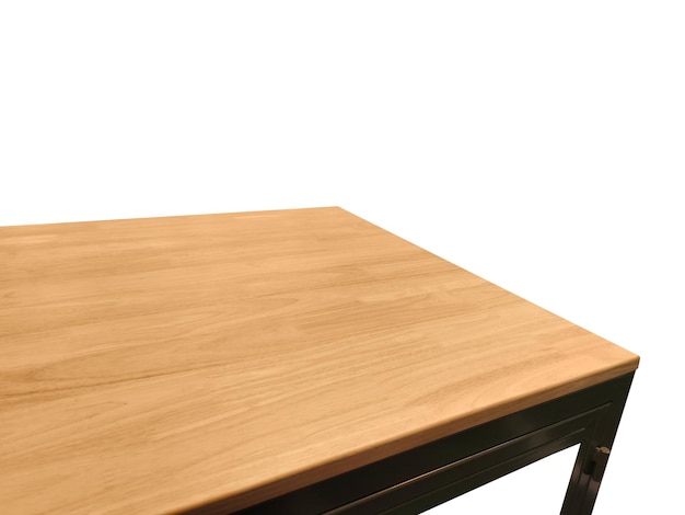 Vista de la esquina de la mesa de madera aislada sobre un fondo blanco