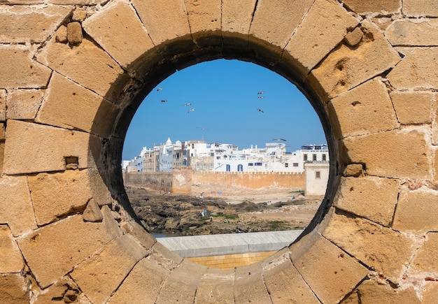 Vista de Essaouira a través del agujero en la pared