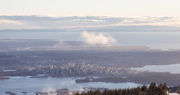 Vista de la estación de esquí Top of Grouse Mountain con la ciudad al fondo