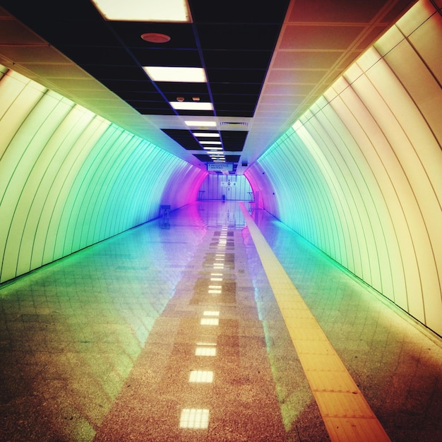 Foto vista de la estación de metro multicolor