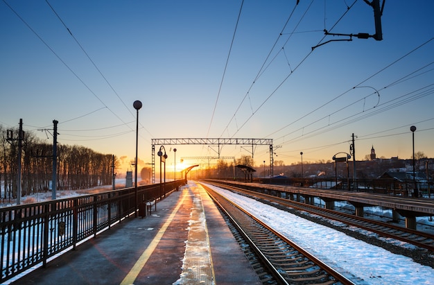 Una vista de la estación de tren antes del atardecer.