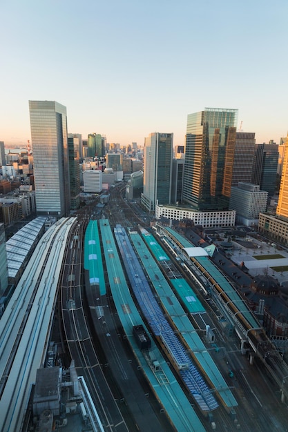 Foto vista de la estación de tren en la ciudad de tokio en japón