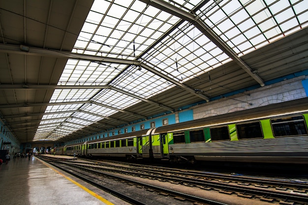 Vista de la estación de tren hermosa de Santa Apolonia situada en Lisboa, Portugal.