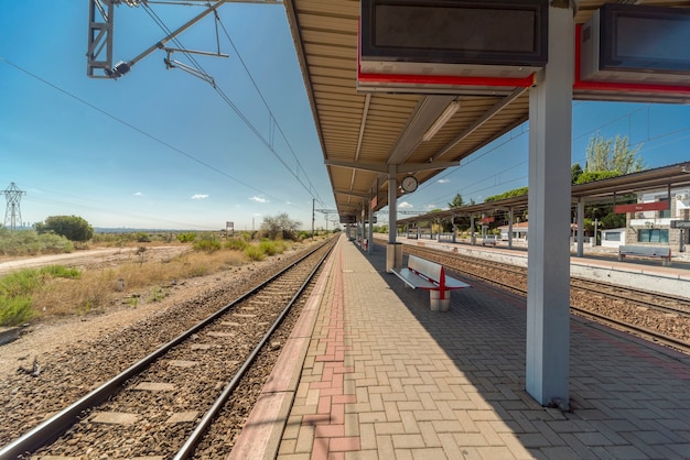 Vista de una estación de tren vacía