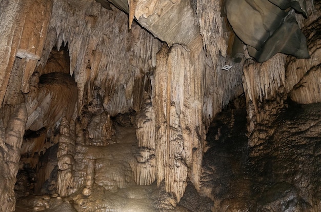 Vista de estalactitas y estalagmitas dentro de la cueva.