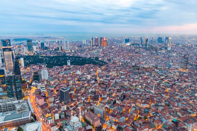 Foto la vista de estambul desde el aire nos muestra una increíble escena crepuscular