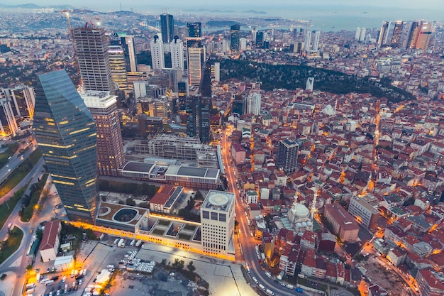 La vista de Estambul desde el aire nos muestra una increíble escena crepuscular