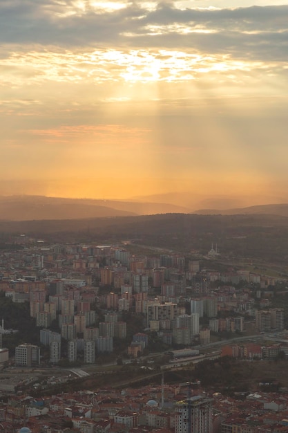 La vista de Estambul desde el aire nos muestra una increíble puesta de sol