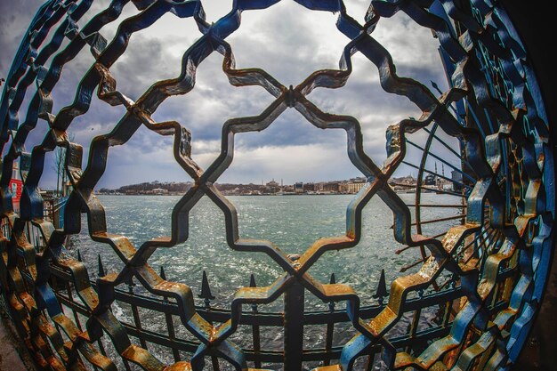 Vista de Estambul desde detrás de hierro forjado.