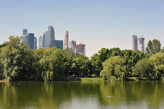 Vista del estanque Novodevichy y el centro de la ciudad de Moscú