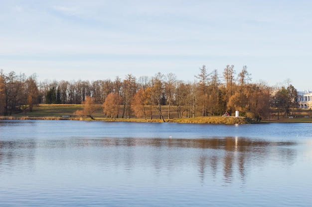 Vista del estanque en Pushkin en otoño