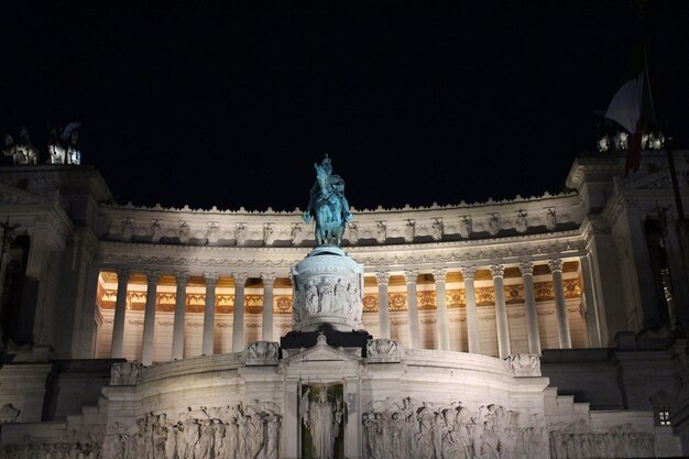 Foto vista de la estatua en ángulo bajo por la noche