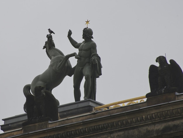 Foto vista de la estatua en ángulo bajo