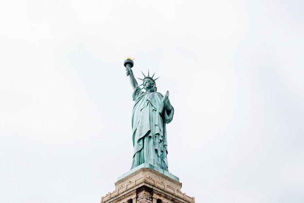 Vista de la estatua desde un ángulo bajo