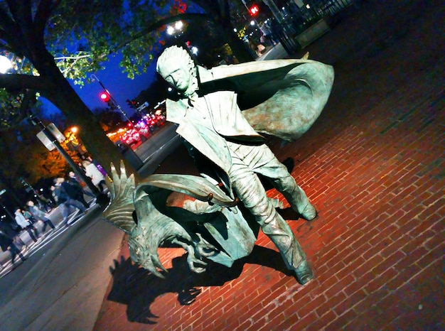 Foto vista de la estatua en ángulo bajo