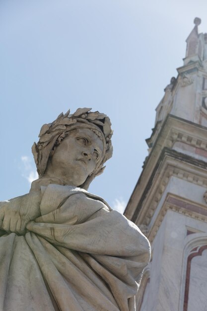 Foto vista de la estatua en ángulo bajo