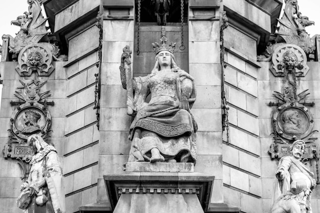 Foto vista de la estatua en ángulo bajo