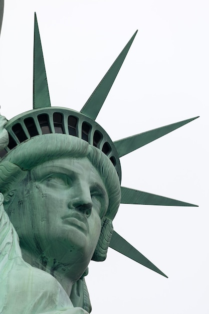 Foto vista de la estatua en ángulo bajo