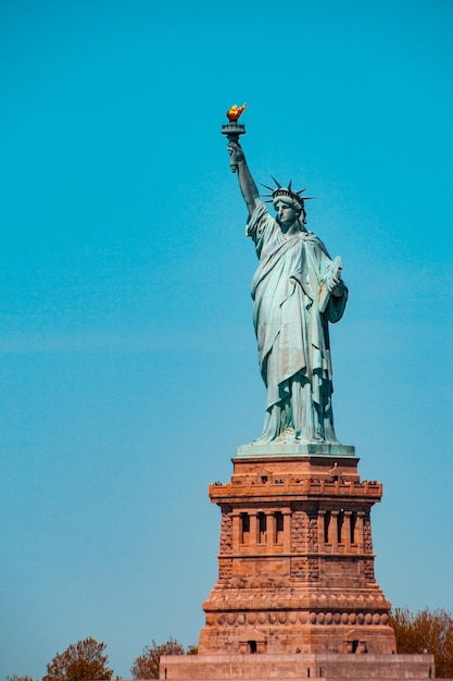 Foto vista de la estatua en ángulo bajo