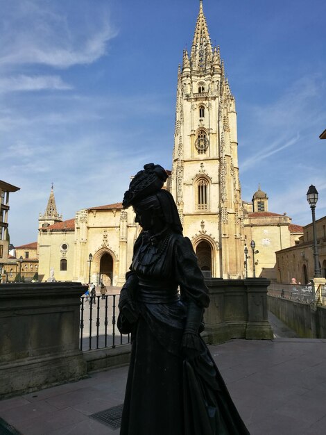 Foto vista de una estatua en bajo ángulo