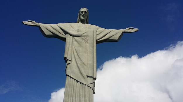 Foto vista de la estatua en ángulo bajo