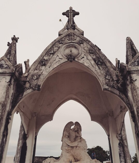 Foto vista de la estatua en ángulo bajo