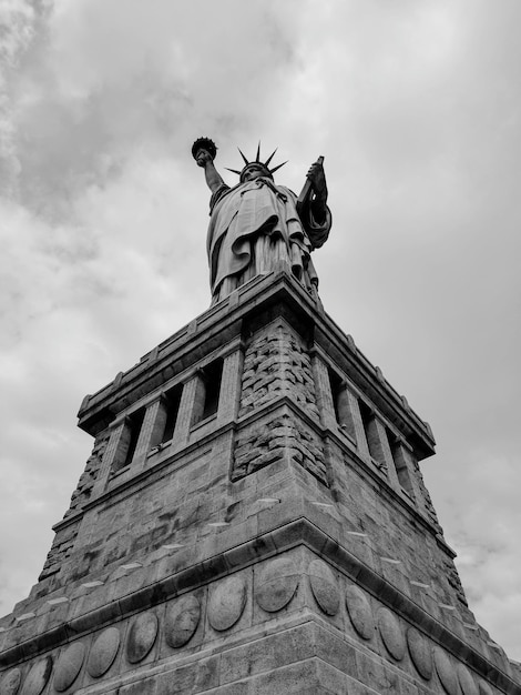 Vista de la estatua en ángulo bajo