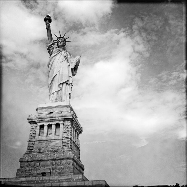 Foto vista de la estatua en ángulo bajo