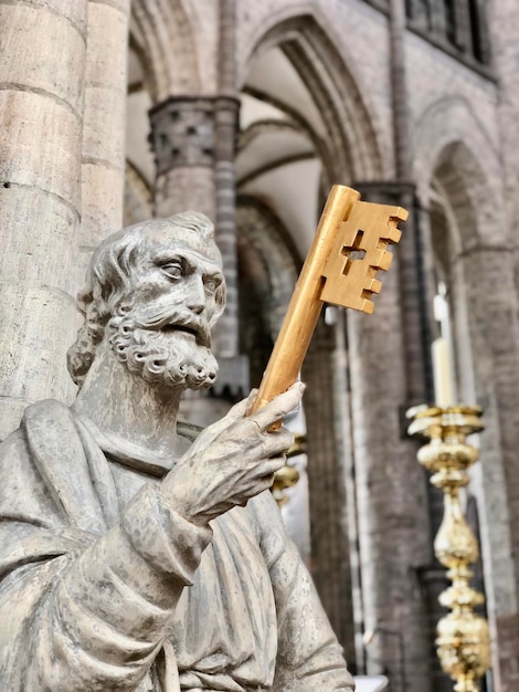 Foto vista de la estatua en ángulo bajo