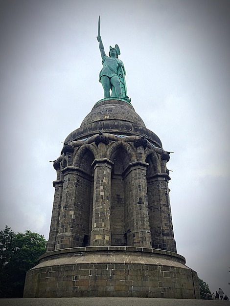 Vista de la estatua desde un ángulo bajo