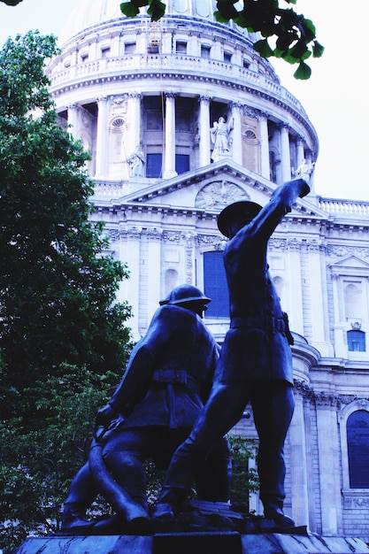 Foto vista de la estatua desde un ángulo bajo