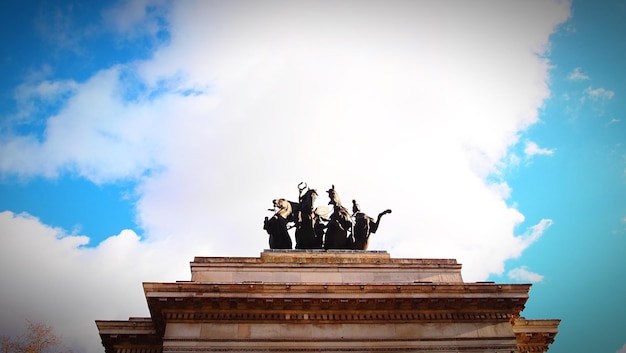 Vista de la estatua en ángulo bajo