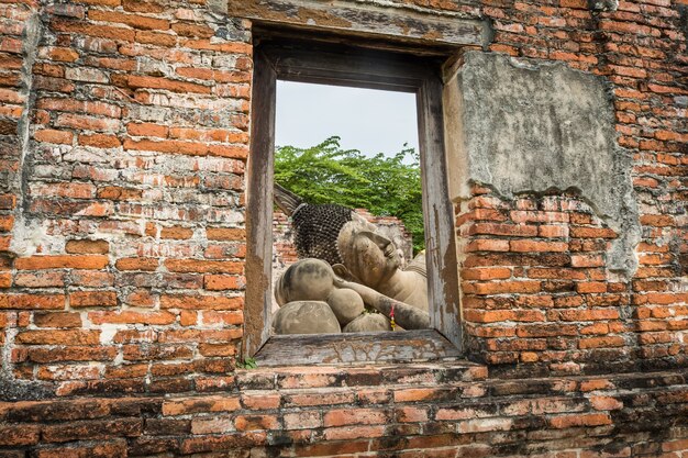 Vista de la estatua de Buda de ventanas viejas en el templo de Wat Phutthaisawan en Ayutthaya, Tailandia