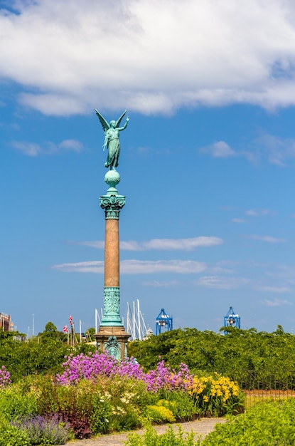 Vista de la estatua del Ángel de la Paz en Copenhague