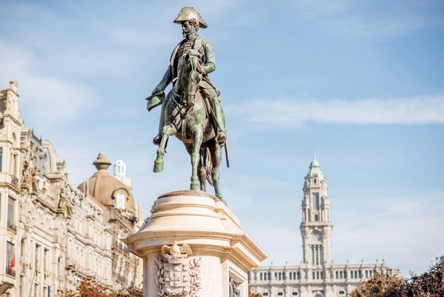 Vista de la estatua del rey Pedro en la plaza de la libertad en la ciudad de Porto, Portugal