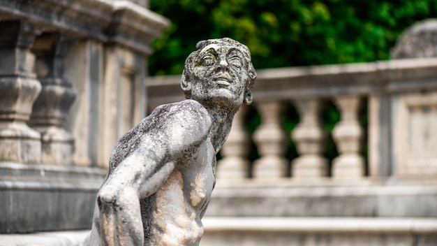 Vista de estatuas en el castillo de Peles en Rumania