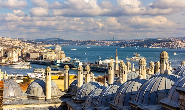 Vista del estrecho del Bósforo desde la mezquita de Sueymaniye en Estambul