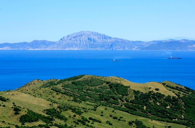 Vista del Estrecho, mar, barcos, montes y costa africana, desde la orilla, Marruecos desde Algeciras