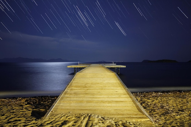 Una vista de las estrellas de la Vía Láctea con una cima de la montaña en primer plano observación de la lluvia de meteoros de las Perseidas