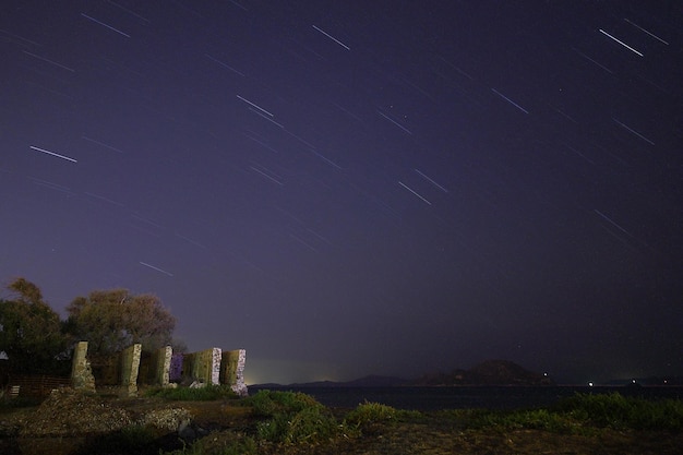 Una vista de las estrellas de la Vía Láctea con la cima de una montaña en primer planoLluvia de meteoros Perseidas