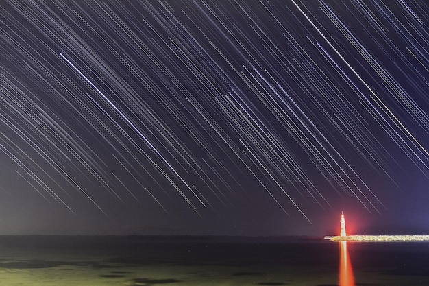 Una vista de las estrellas de la Vía Láctea con la cima de una montaña en primer planoLluvia de meteoros Perseidas