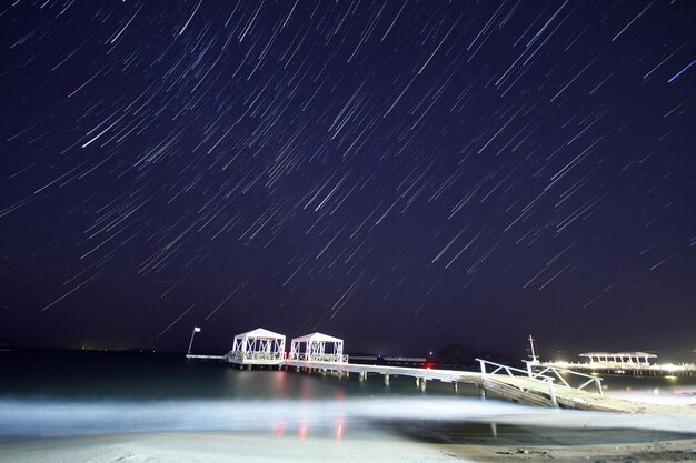 Una vista de las estrellas de la Vía Láctea con la cima de una montaña en primer planoLluvia de meteoros Perseidas