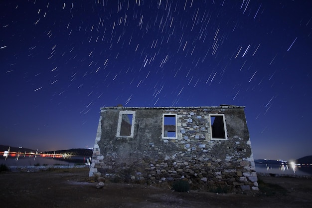 Una vista de las estrellas de la Vía Láctea con la cima de una montaña en primer planoLluvia de meteoros Perseidas