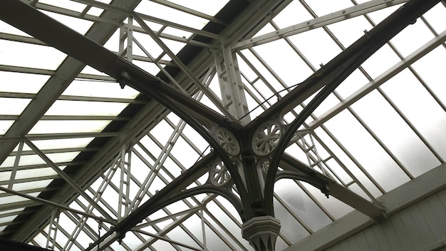 Foto vista de la estructura construida desde un ángulo bajo