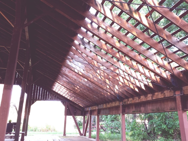 Vista de la estructura construida desde un ángulo bajo
