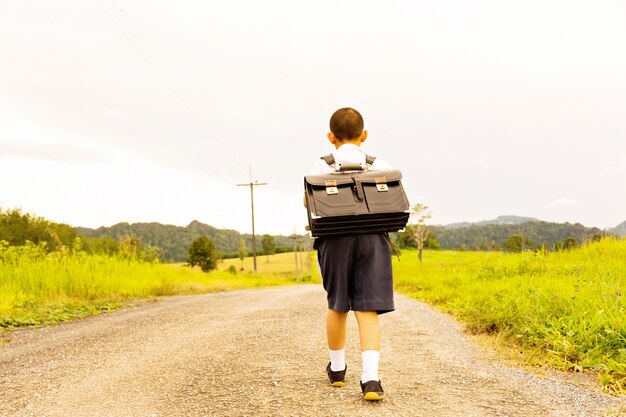 Vista de estudiantes asiáticos y del país. O sustentos de niños rurales