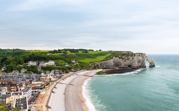 Vista a Etretat, Francia desde arriba