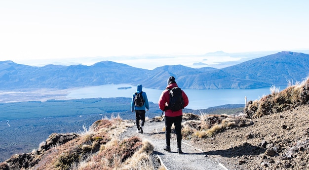 Vista de excursionistas al borde de un camino en el cruce alpino de Tongariro durante el invierno