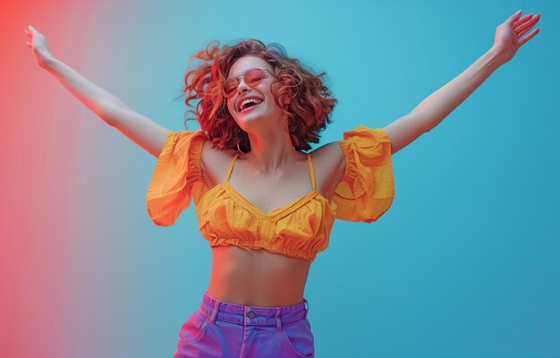 Foto vista extendida de una joven feliz bailando contra un telón de fondo colorido con ropa brillante